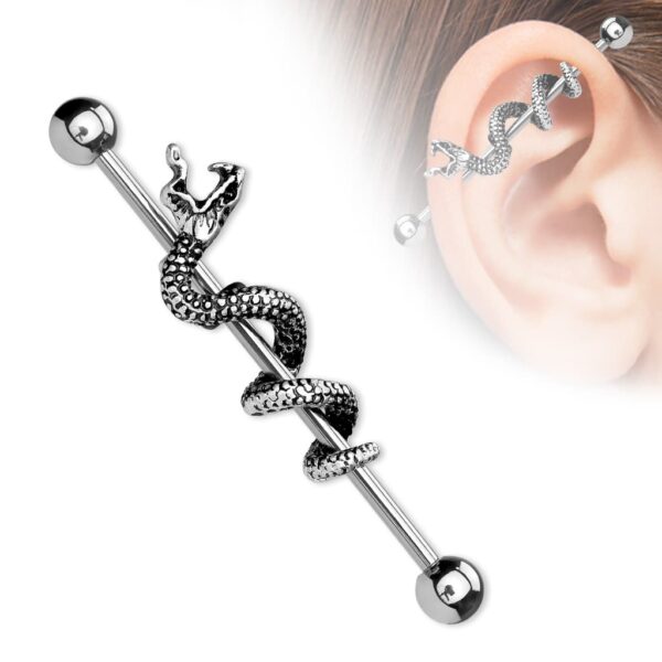 Industrial piercing met gekronkelde slang