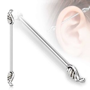 Industrial piercing met vleugels van engeltjes