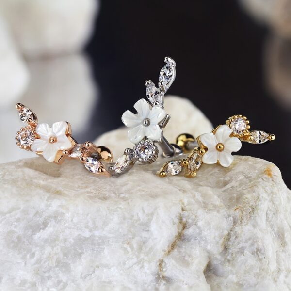 Piercing met bloem en heldere steen - Afbeelding 4