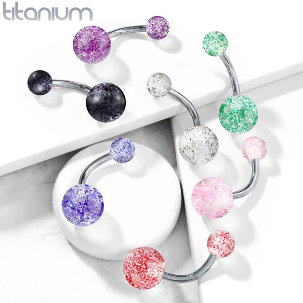 Titanium navelpiercing met glitterballetjes - Afbeelding 4